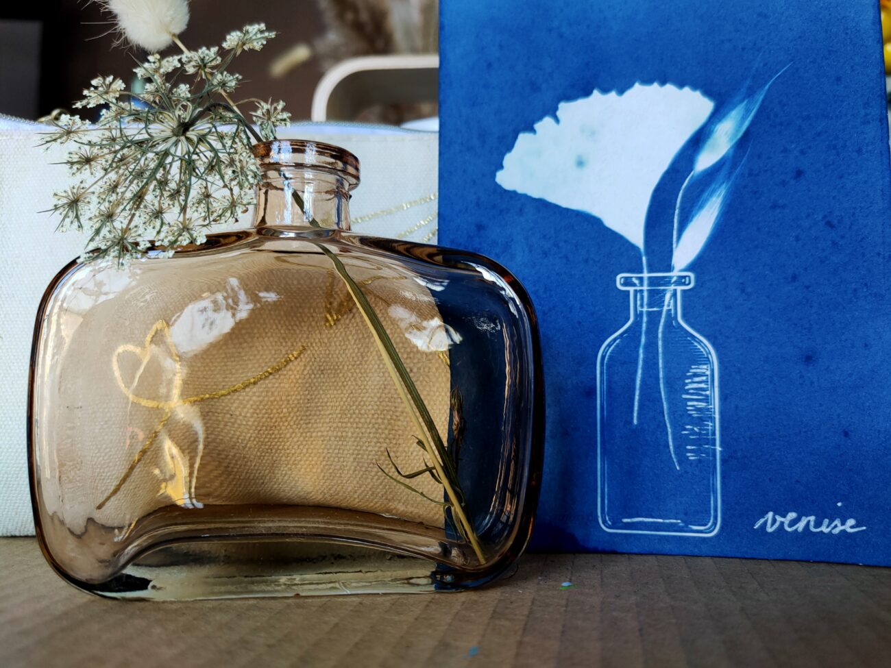 cyanotype sans cadre feuillez de gingko mis en situation avec un vase de fleurs séchées 